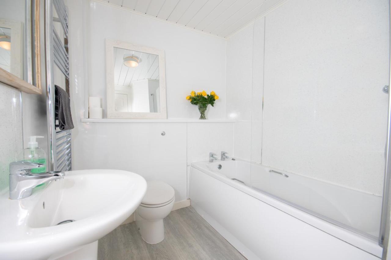 Dwellcome Home Ltd 2 King Beds West End Apt, Half Mile To Union Street Yet Quiet, Free Allocated Parking Space At Rear Entrance & Fast Wifi, Ideal For Long Term Contractor, Corporate, Etc Stays, Regular Housekeeping Option - See Our Site For Assuranc Абърдийн Екстериор снимка