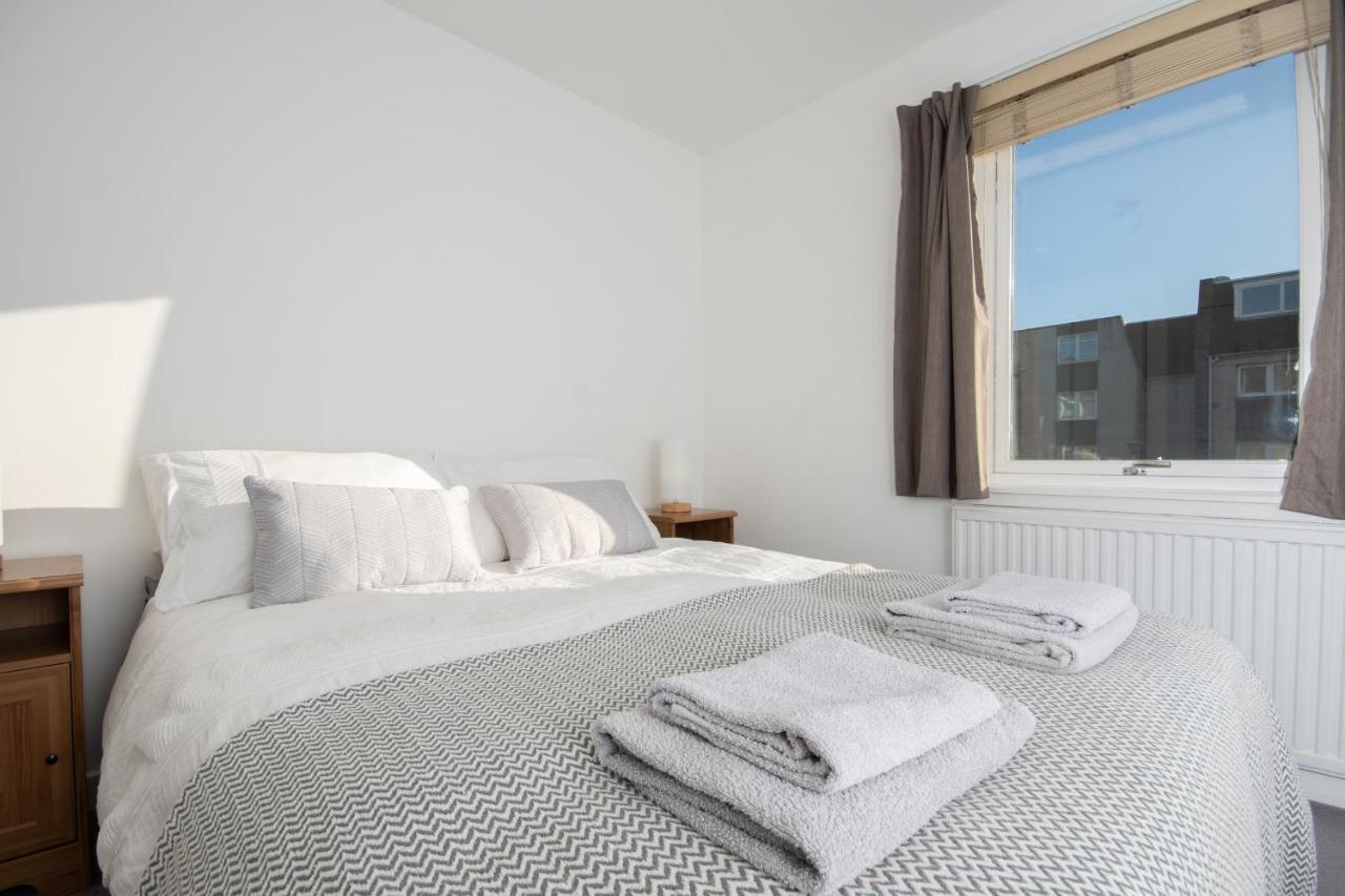 Dwellcome Home Ltd 2 King Beds West End Apt, Half Mile To Union Street Yet Quiet, Free Allocated Parking Space At Rear Entrance & Fast Wifi, Ideal For Long Term Contractor, Corporate, Etc Stays, Regular Housekeeping Option - See Our Site For Assuranc Абърдийн Екстериор снимка