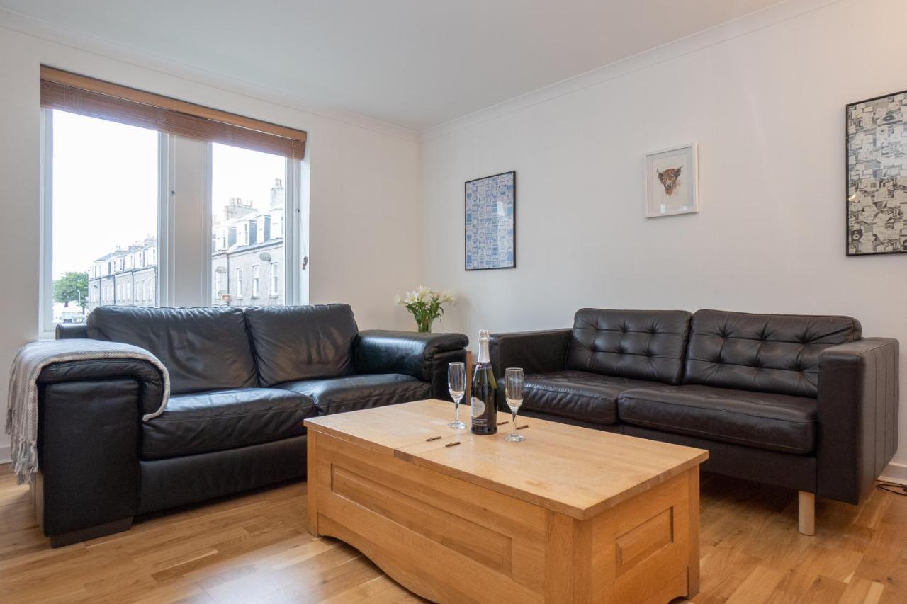 Dwellcome Home Ltd 2 King Beds West End Apt, Half Mile To Union Street Yet Quiet, Free Allocated Parking Space At Rear Entrance & Fast Wifi, Ideal For Long Term Contractor, Corporate, Etc Stays, Regular Housekeeping Option - See Our Site For Assuranc Абърдийн Екстериор снимка